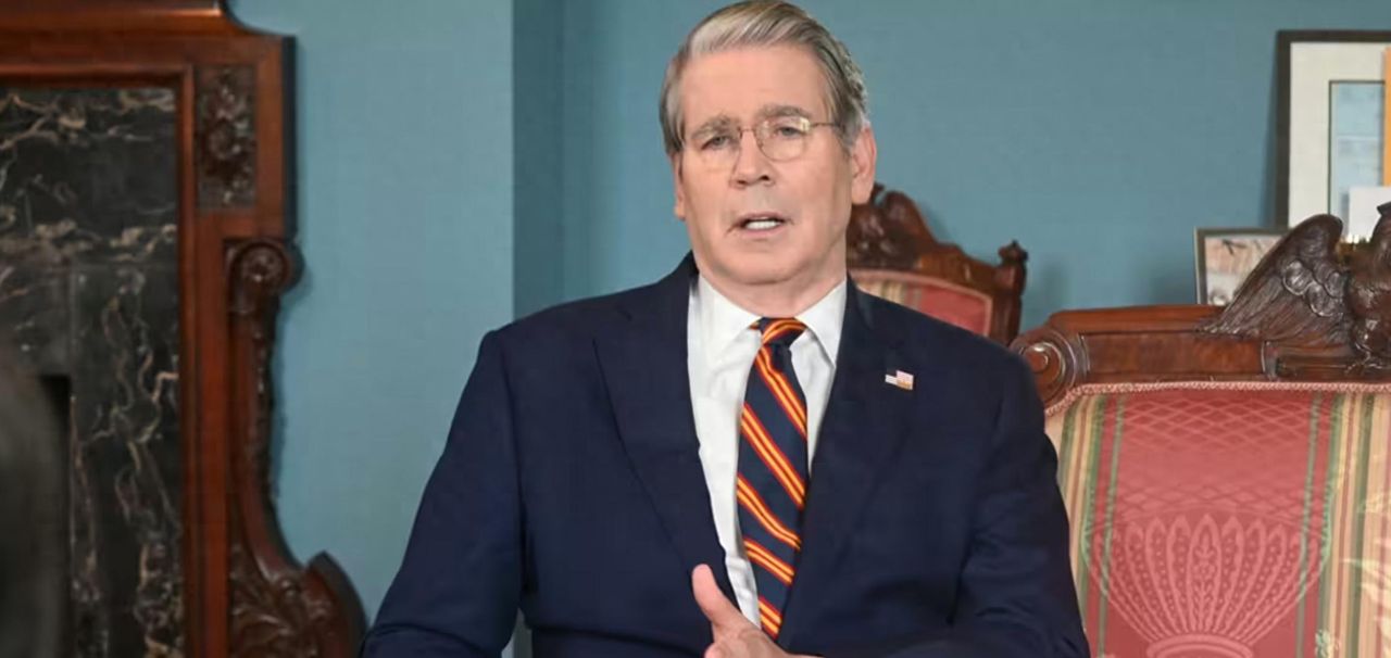 贝森特喊话中国，愿意放弃100%加税，但是稀土限制必须取消