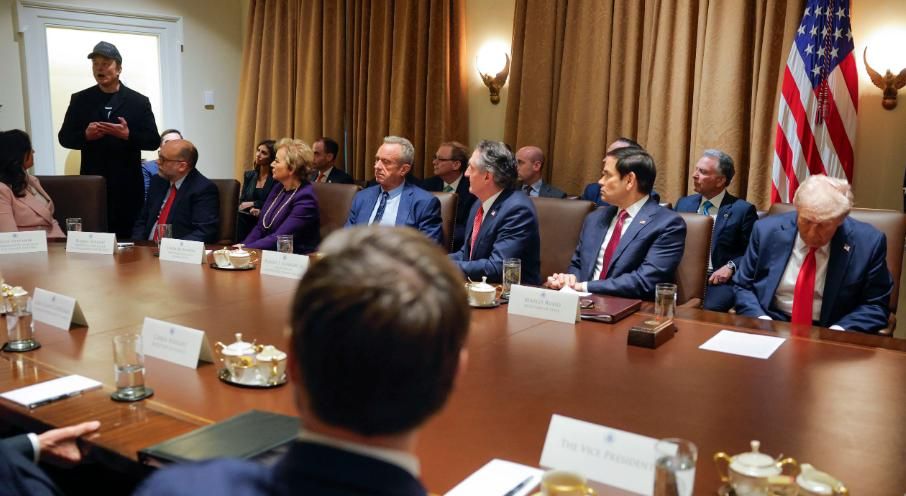 贝森特喊话中国，愿意放弃100%加税，但是稀土限制必须取消