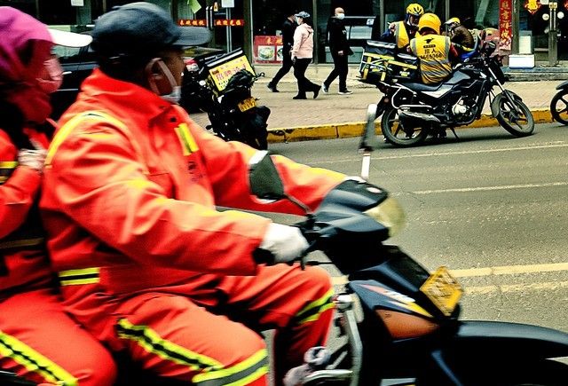 我离异后,对门的女人总找我修东西,她丈夫的眼神越来越不对劲