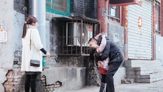 我离异后,对门的女人总找我修东西,她丈夫的眼神越来越不对劲