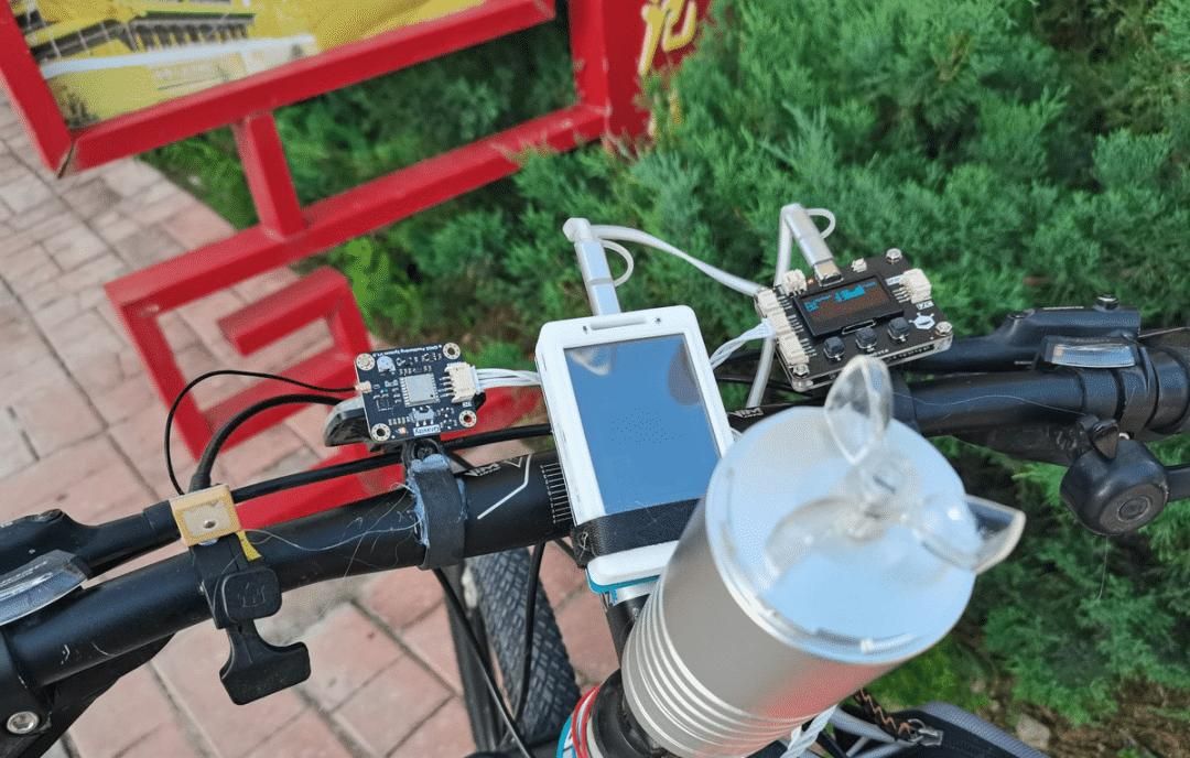 星际飞船驾驶舱模拟器、创意数字时钟|DF创客周刊(第75期)