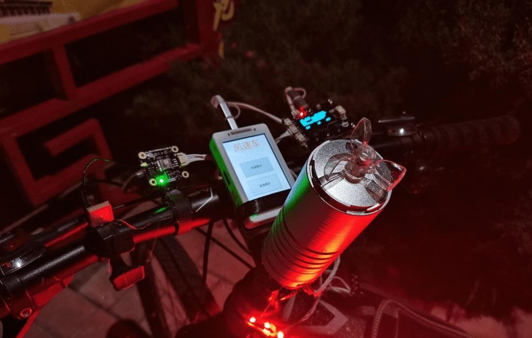 星际飞船驾驶舱模拟器、创意数字时钟|DF创客周刊(第75期)