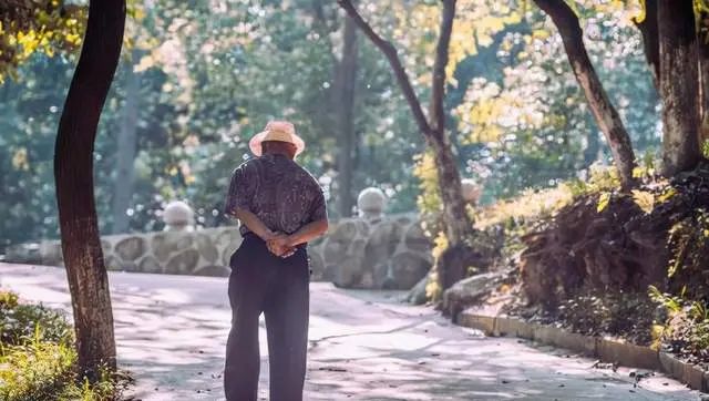 重庆70岁老人一夜暴富:受仙人托梦,在家中挖16米深坑,挖出神秘“阴河鱼”