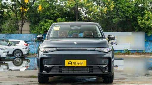 零跑C10:续航里程提升14%,充电速度提升近一半,值得选吗?