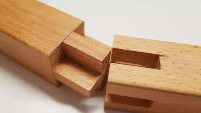 榫卯结构凸出部分叫榫或榫头凹进部分叫卯或榫眼榫槽