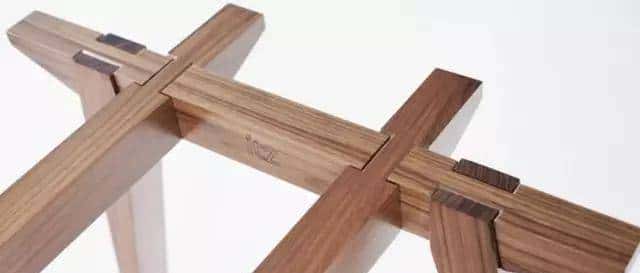 榫卯结构凸出部分叫榫或榫头凹进部分叫卯或榫眼榫槽