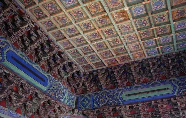 榫卯结构凸出部分叫榫或榫头凹进部分叫卯或榫眼榫槽