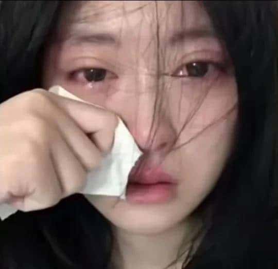 女孩哭泣照片太好看被黄色网站频繁盗用,维权两年无果欲哭无泪