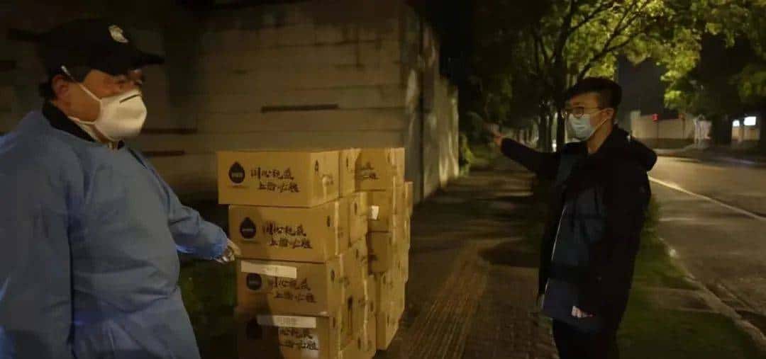 沉迷游戏，垫底逆袭，17岁少年垫钱帮人团蔬菜，成上海最年轻团长