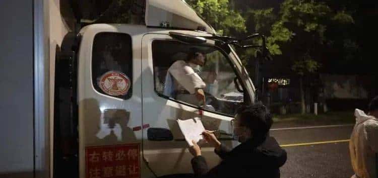 沉迷游戏,垫底逆袭,17岁少年垫钱帮人团蔬菜,成上海最年轻团长