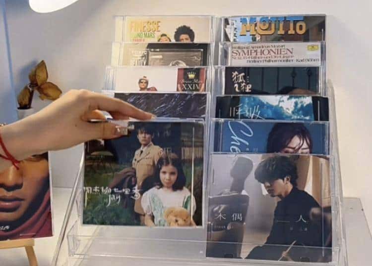 谷子收纳流行“邪修”了？替换搜索词、挖“跨界”材料、动手DIY……二次元脑袋花样省出“金条”！