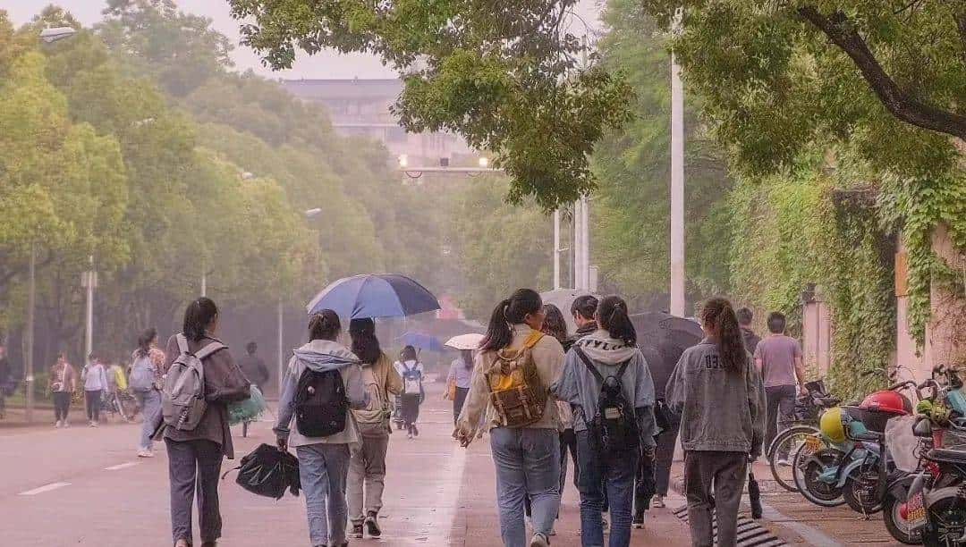 嘿,浙师喊你早自习啦