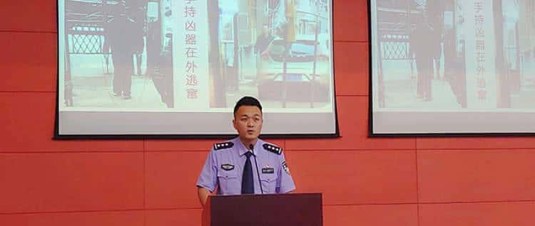 酷爱拼图的破案组探长:“用碎片拼出真相”