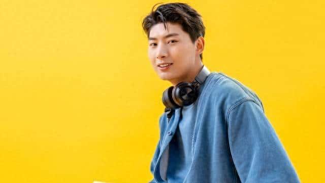 人教版新教材八年级英语上册第五单元单词和课文双语内容