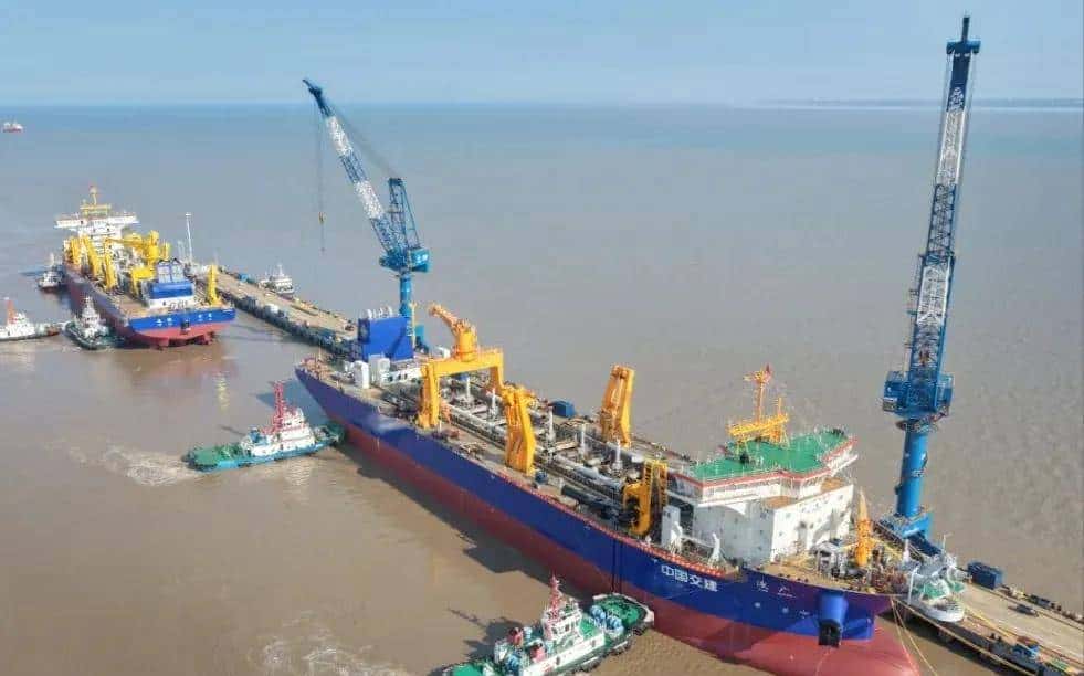亚洲最大耙吸挖泥船“通浚”“浚广”轮下水 中国实现领跑跨越
