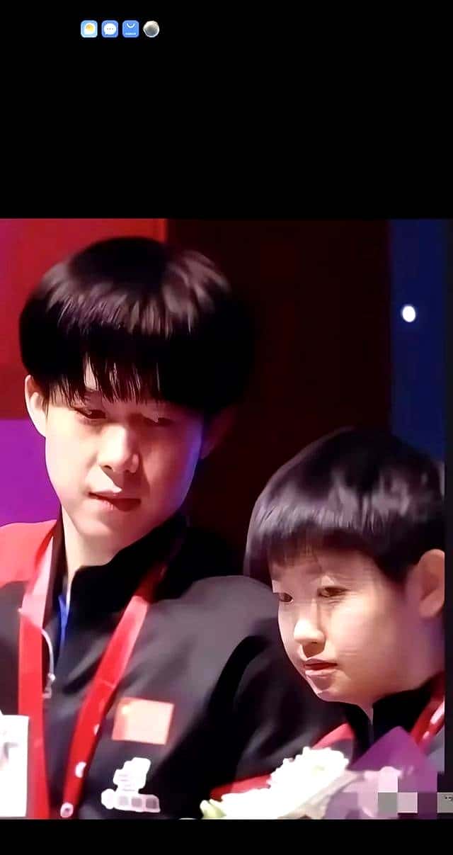 爱一个人的样子，就看小狮子，一点羞涩，眼睛里闪烁着温柔的光芒