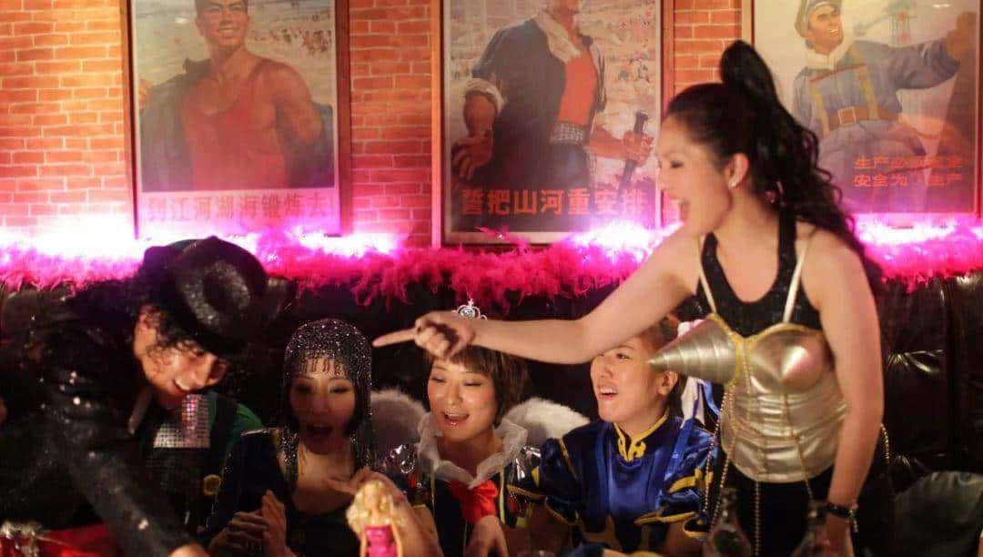 这个总是自黑矮化自己的小男人，我却爱死他了