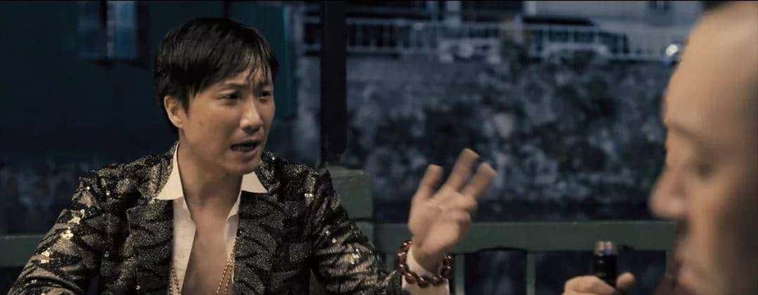 这个总是自黑矮化自己的小男人，我却爱死他了