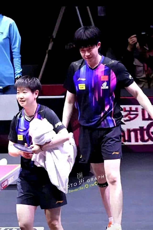 爱一个人的样子，就看小狮子，一点羞涩，眼睛里闪烁着温柔的光芒