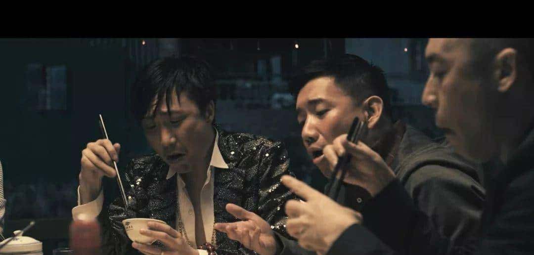 这个总是自黑矮化自己的小男人，我却爱死他了