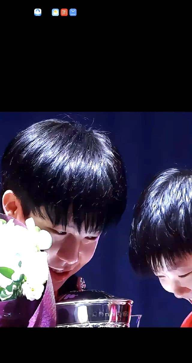 爱一个人的样子，就看小狮子，一点羞涩，眼睛里闪烁着温柔的光芒