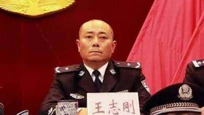 曾是罪犯克星公安局副局长落马，出轨还藏上百黄片