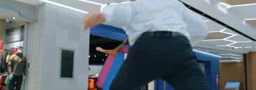 这个总是自黑矮化自己的小男人，我却爱死他了