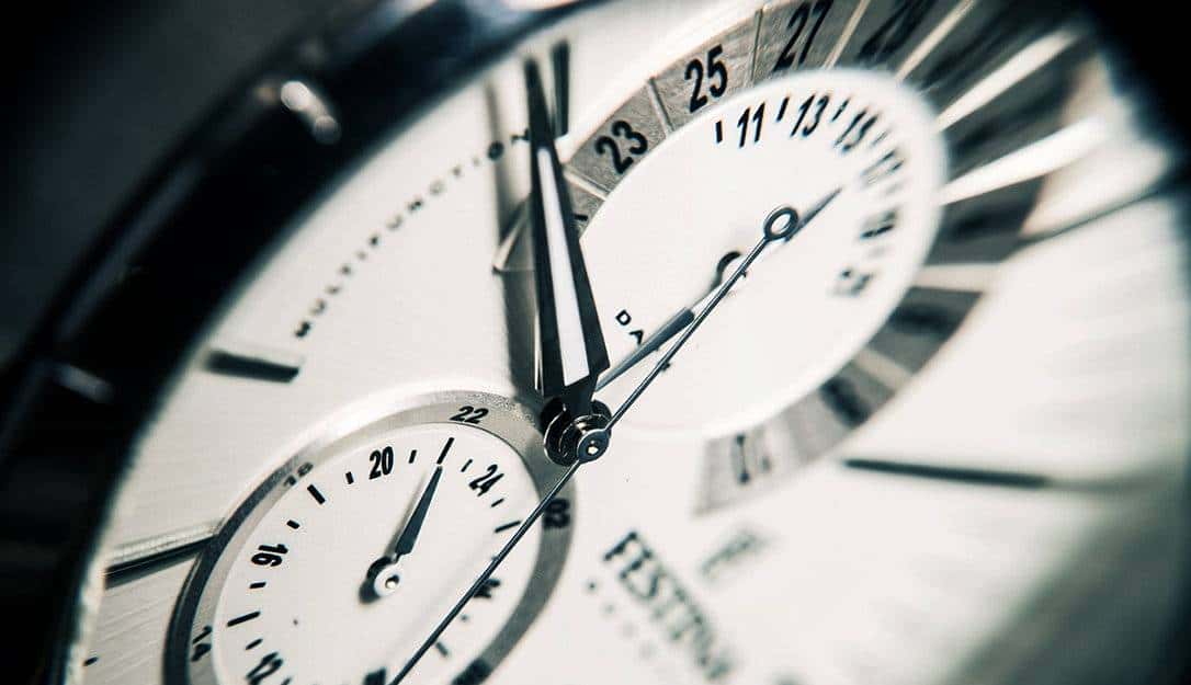 时钟的秒针要延长多少,才能使末端的转动速度超光速?