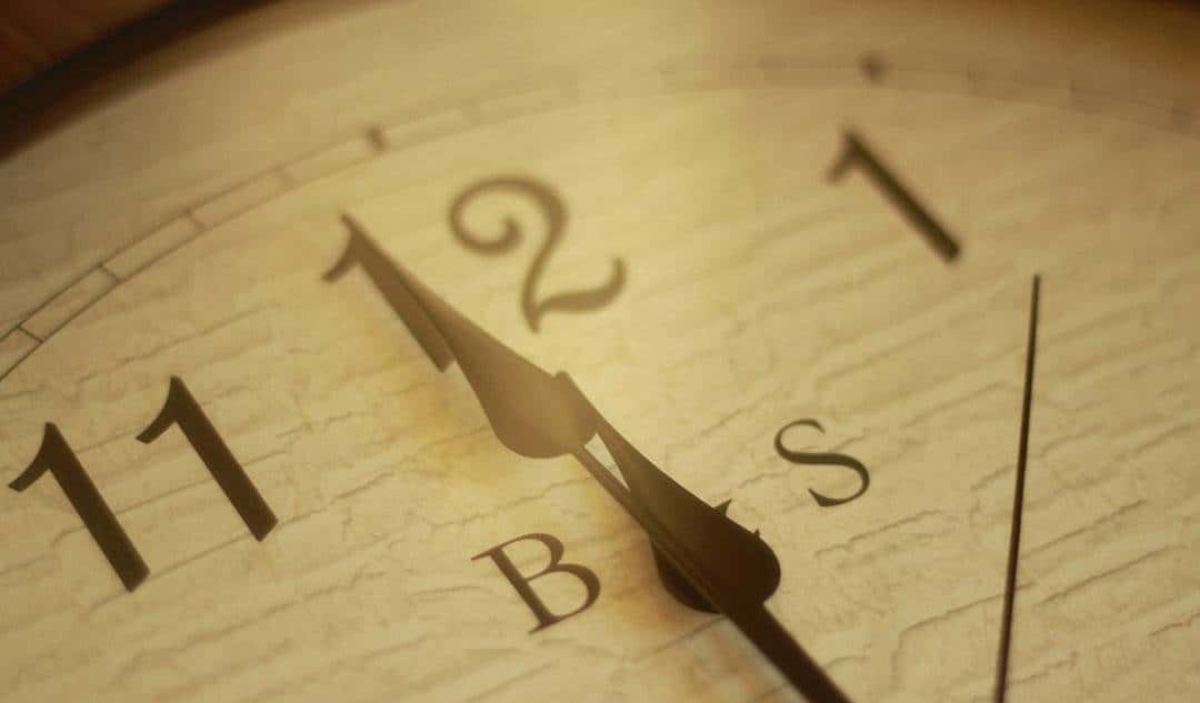 时钟的秒针要延长多少,才能使末端的转动速度超光速?