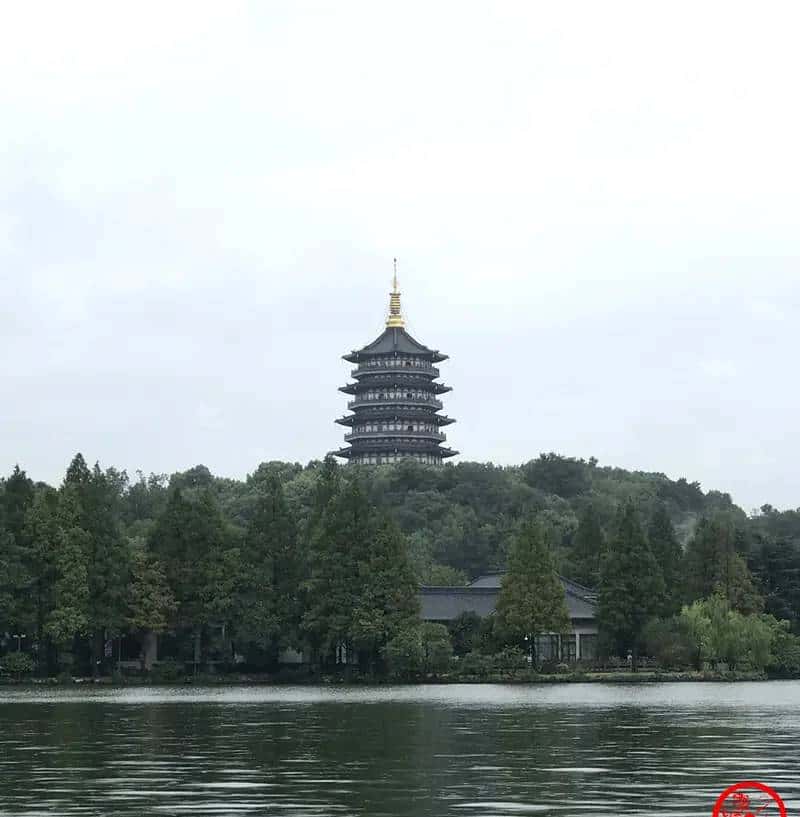 转载:清末民初老照片:雷峰塔残破不堪,人们信任塔砖辟邪不断盗挖