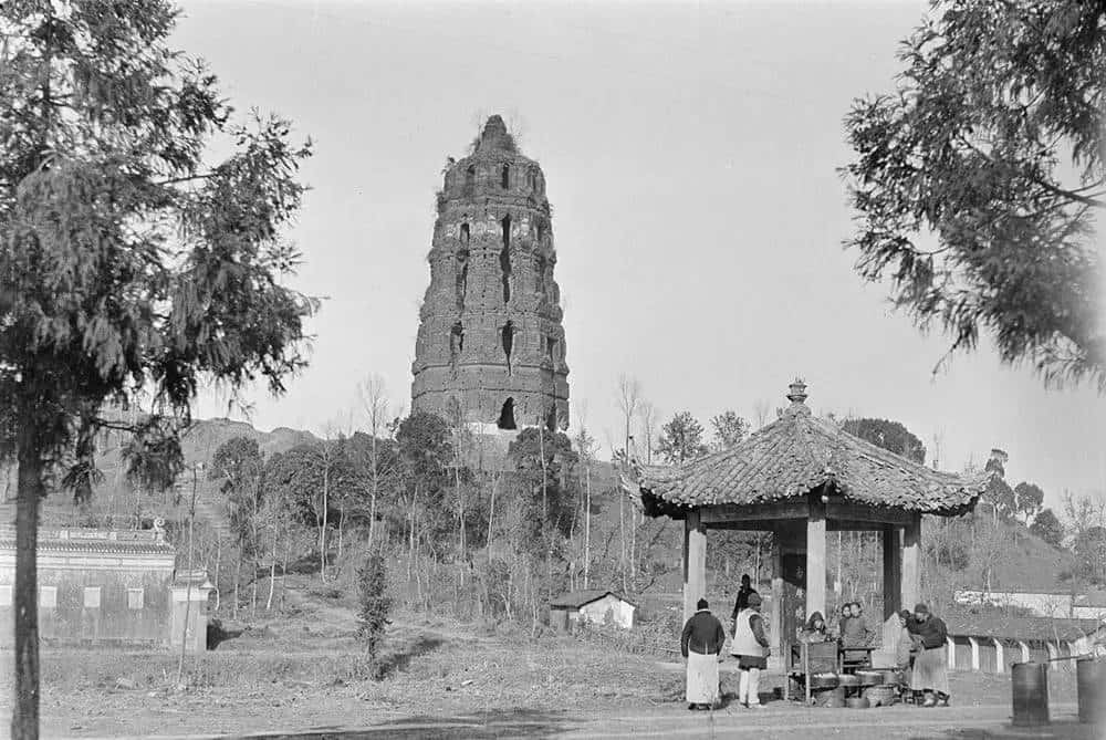 转载:清末民初老照片:雷峰塔残破不堪,人们信任塔砖辟邪不断盗挖