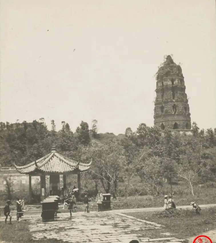 转载:清末民初老照片:雷峰塔残破不堪,人们信任塔砖辟邪不断盗挖