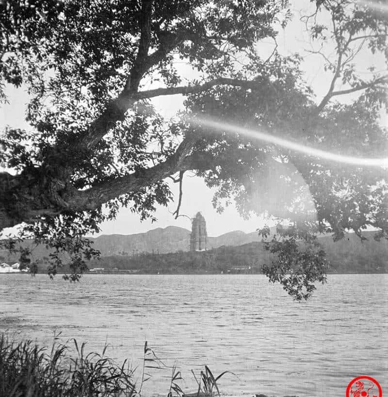 转载:清末民初老照片:雷峰塔残破不堪,人们信任塔砖辟邪不断盗挖