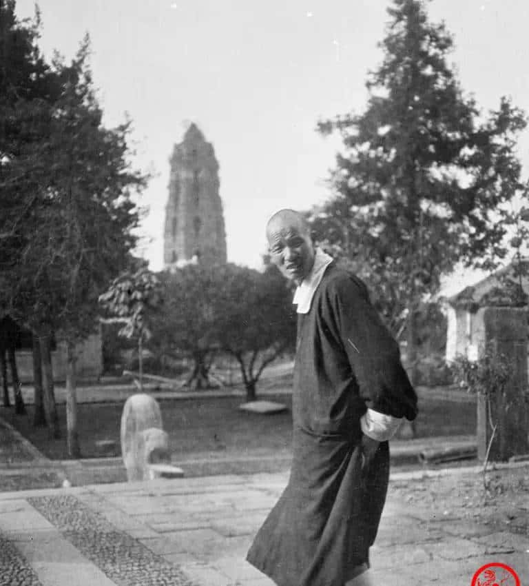 转载:清末民初老照片:雷峰塔残破不堪,人们信任塔砖辟邪不断盗挖