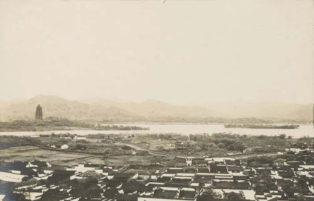 转载:清末民初老照片:雷峰塔残破不堪,人们信任塔砖辟邪不断盗挖