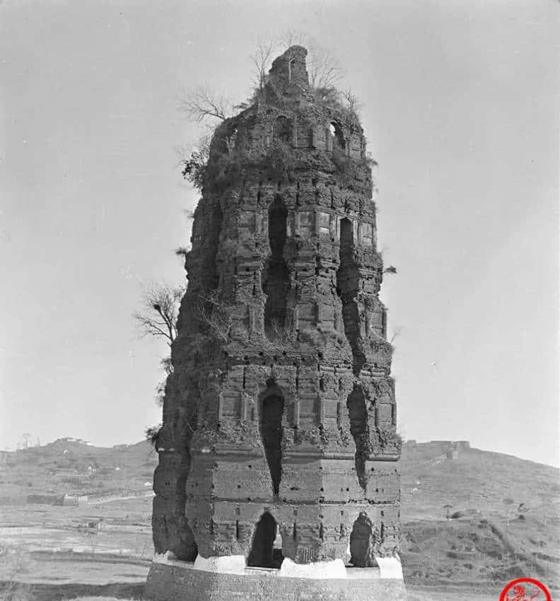 转载:清末民初老照片:雷峰塔残破不堪,人们信任塔砖辟邪不断盗挖