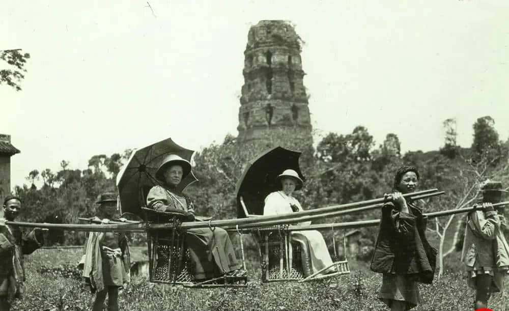 转载:清末民初老照片:雷峰塔残破不堪,人们信任塔砖辟邪不断盗挖