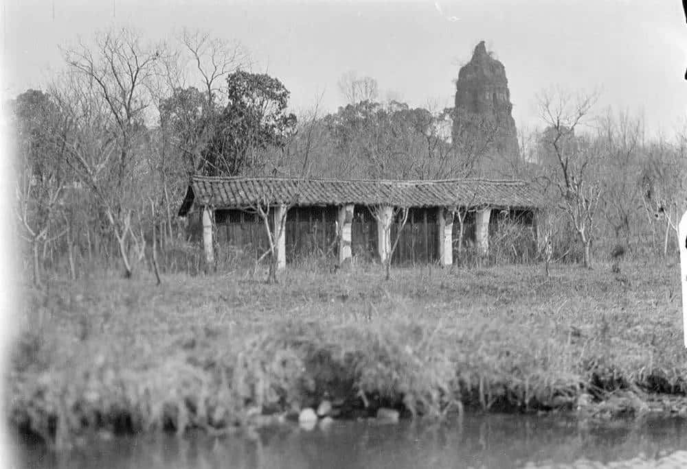 转载:清末民初老照片:雷峰塔残破不堪,人们信任塔砖辟邪不断盗挖
