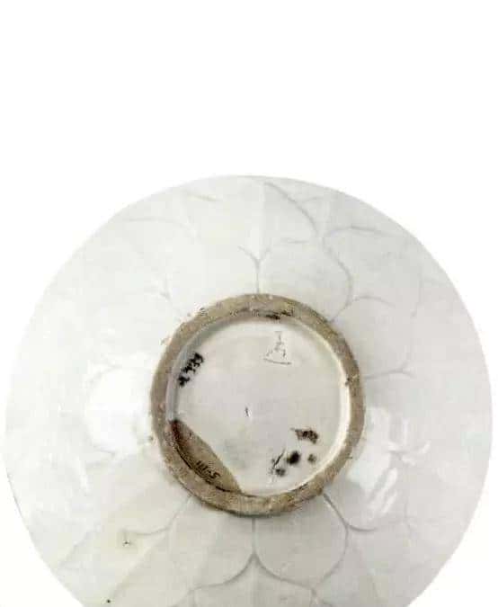 五代至北宋早期青瓷与白瓷上的深剔刻装饰工艺浅析