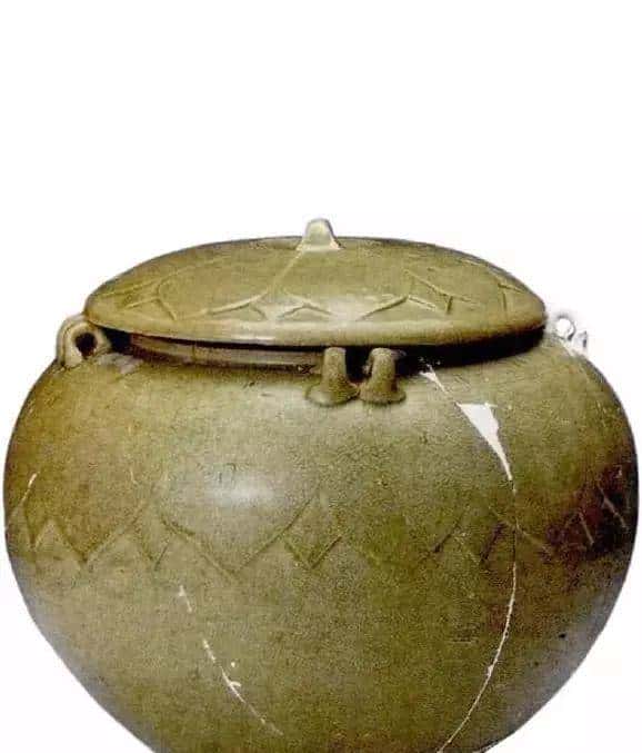 五代至北宋早期青瓷与白瓷上的深剔刻装饰工艺浅析