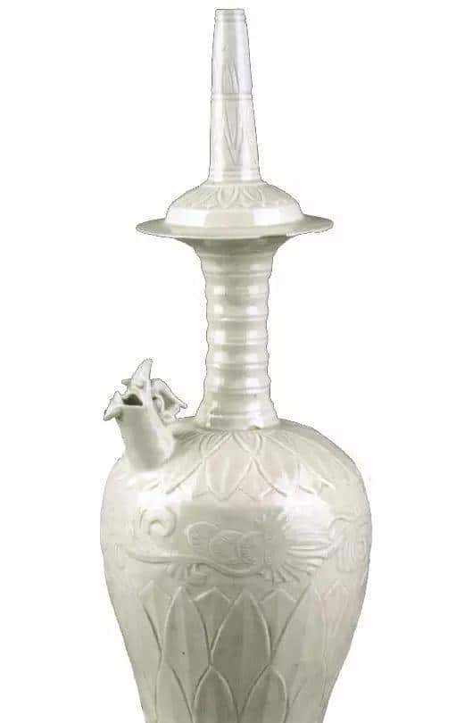 五代至北宋早期青瓷与白瓷上的深剔刻装饰工艺浅析