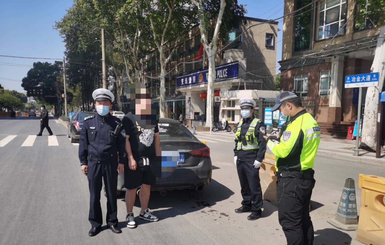 群众举报轿车非法改装 武汉交警寻迹追踪依法查处