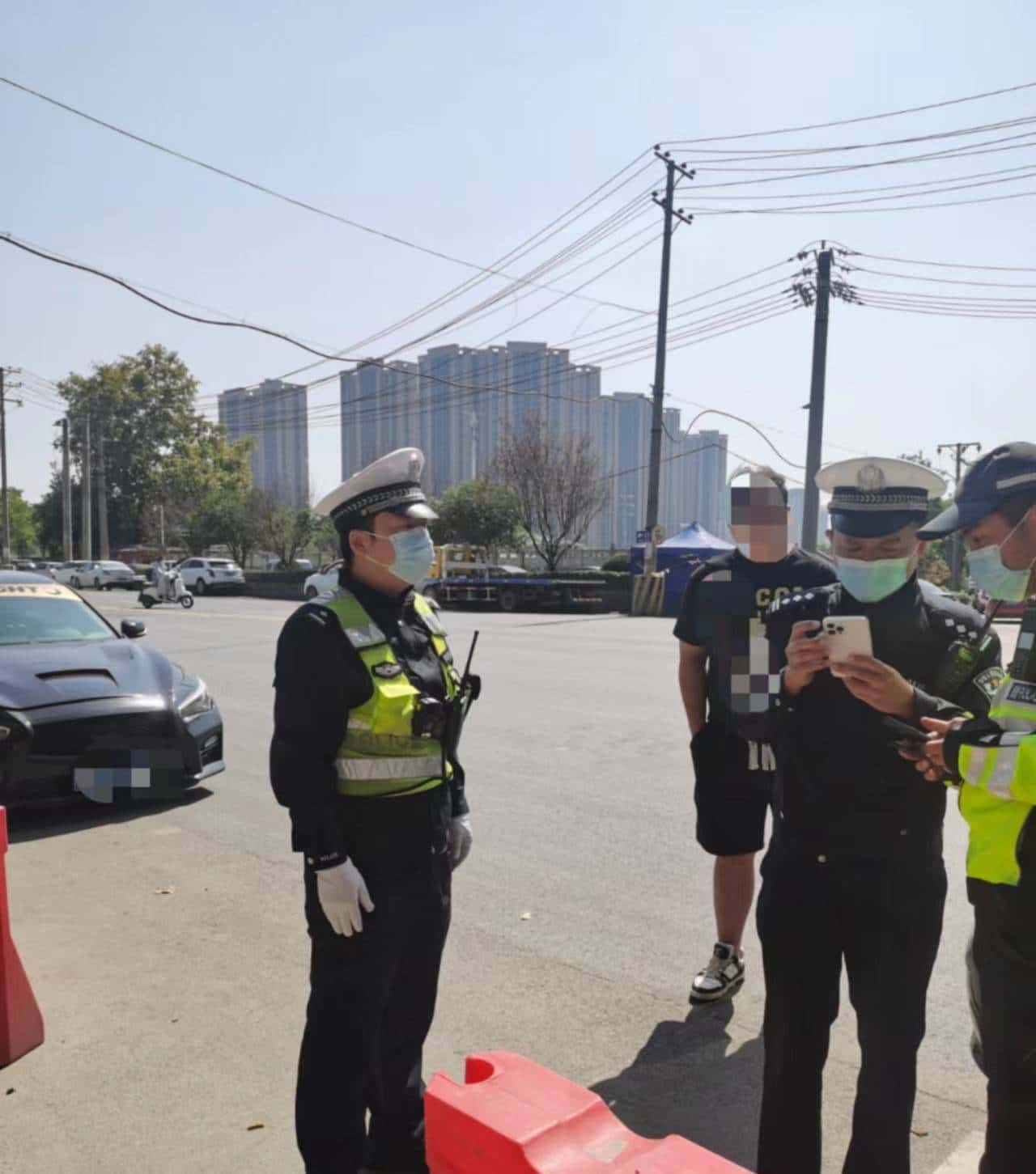 群众举报轿车非法改装 武汉交警寻迹追踪依法查处