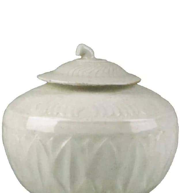 五代至北宋早期青瓷与白瓷上的深剔刻装饰工艺浅析