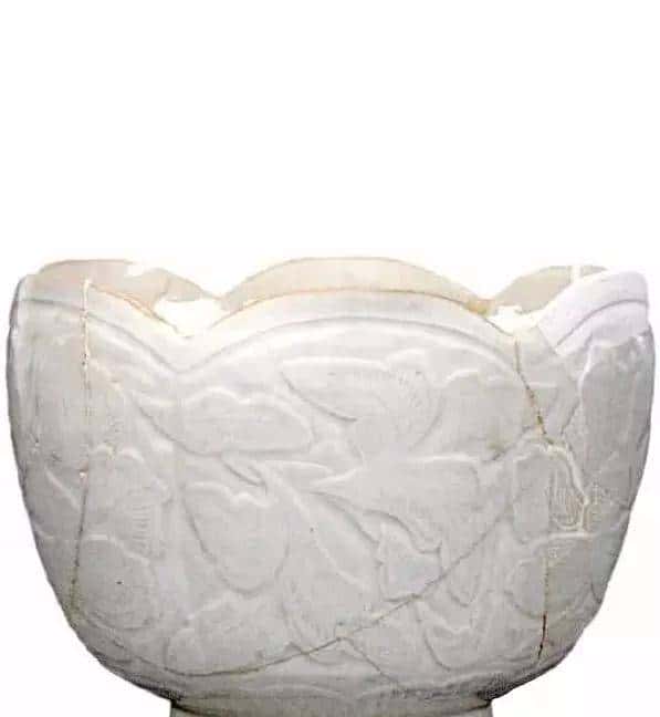 五代至北宋早期青瓷与白瓷上的深剔刻装饰工艺浅析