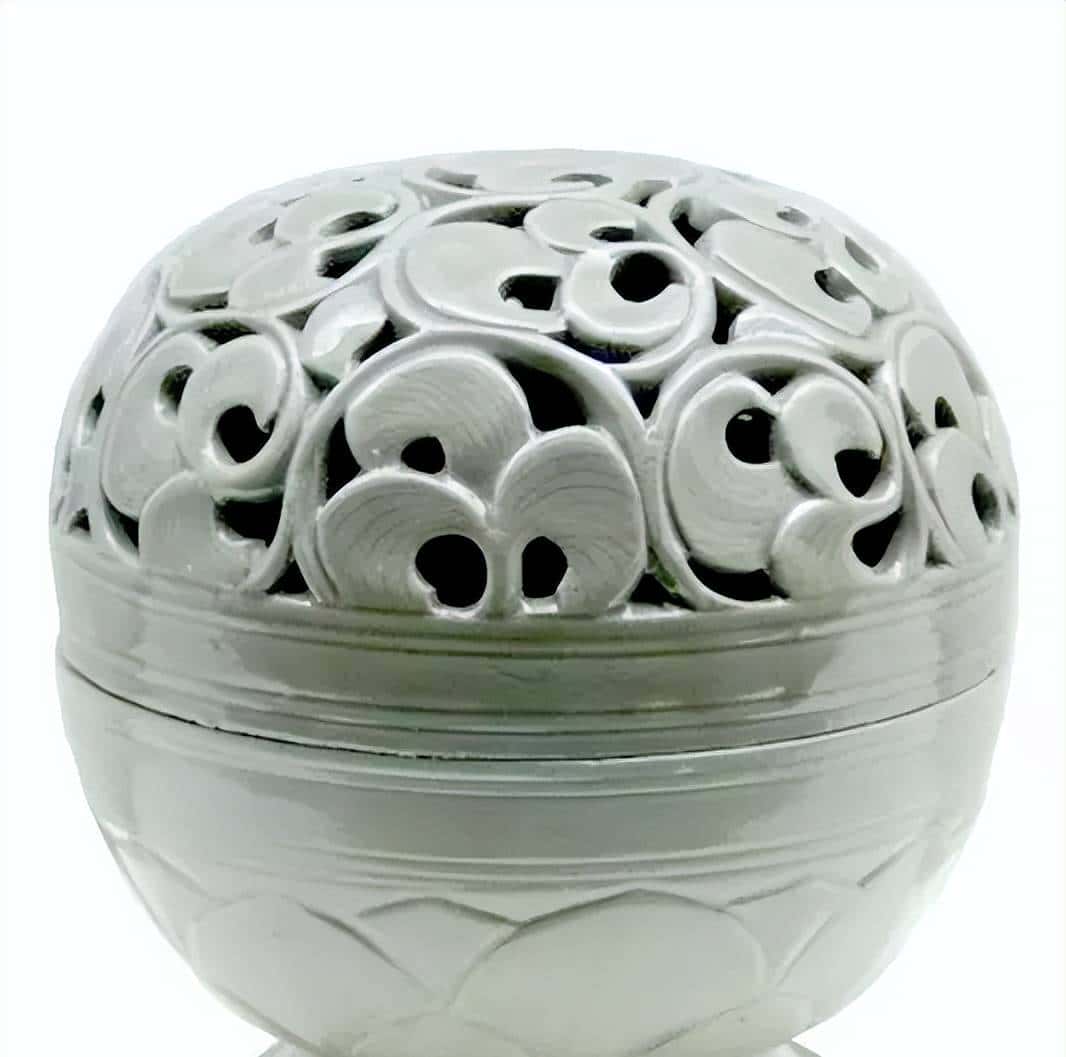 五代至北宋早期青瓷与白瓷上的深剔刻装饰工艺浅析