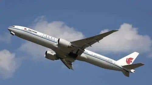 台战机清晨紧急起飞模拟制敌空袭;国航客机内有乘客自杀身亡 ;美国警察从示威者头上碾过