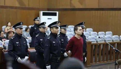 台战机清晨紧急起飞模拟制敌空袭;国航客机内有乘客自杀身亡 ;美国警察从示威者头上碾过