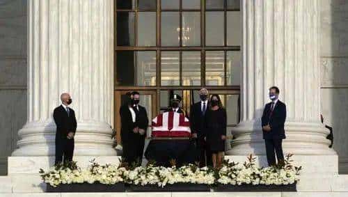 台战机清晨紧急起飞模拟制敌空袭;国航客机内有乘客自杀身亡 ;美国警察从示威者头上碾过