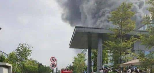 台战机清晨紧急起飞模拟制敌空袭;国航客机内有乘客自杀身亡 ;美国警察从示威者头上碾过